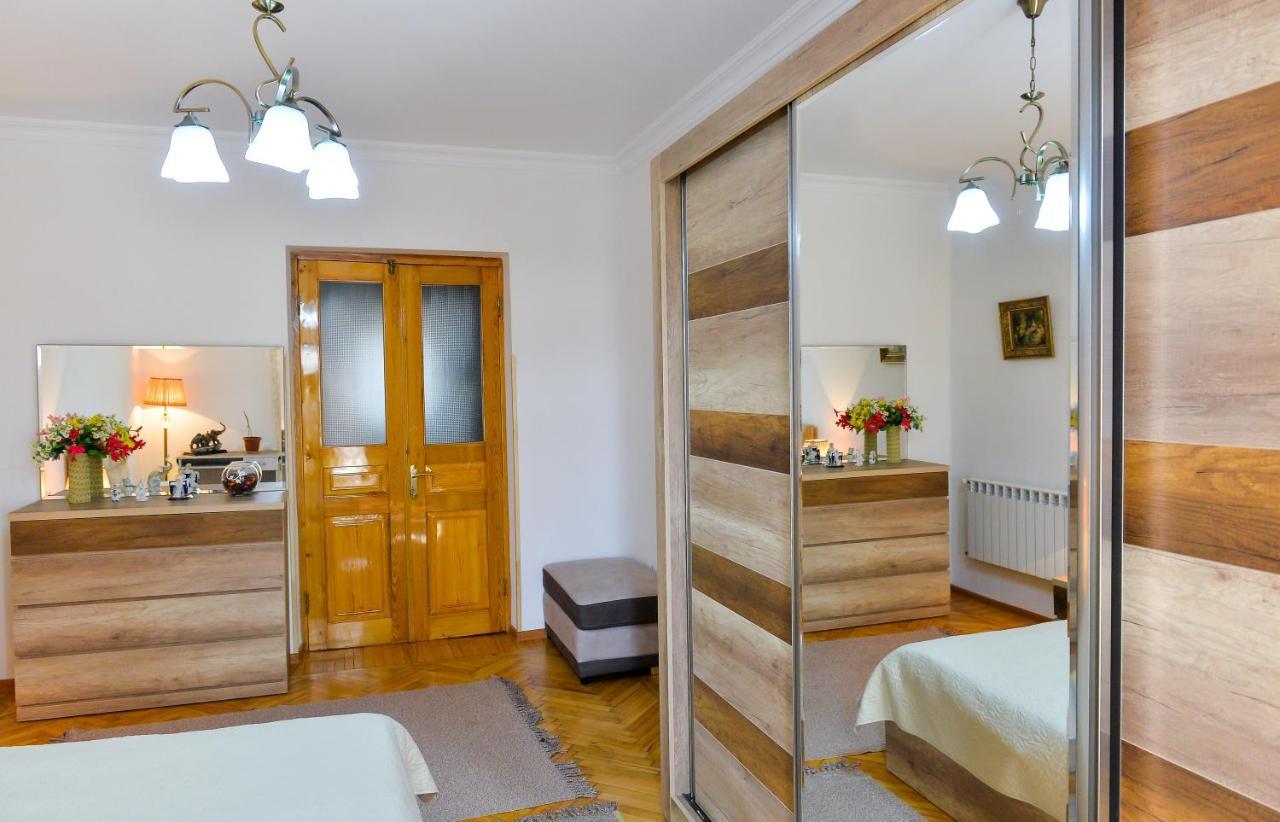 Apartment On Rustaveli Avenue Kʼutʼaisi Exterior foto