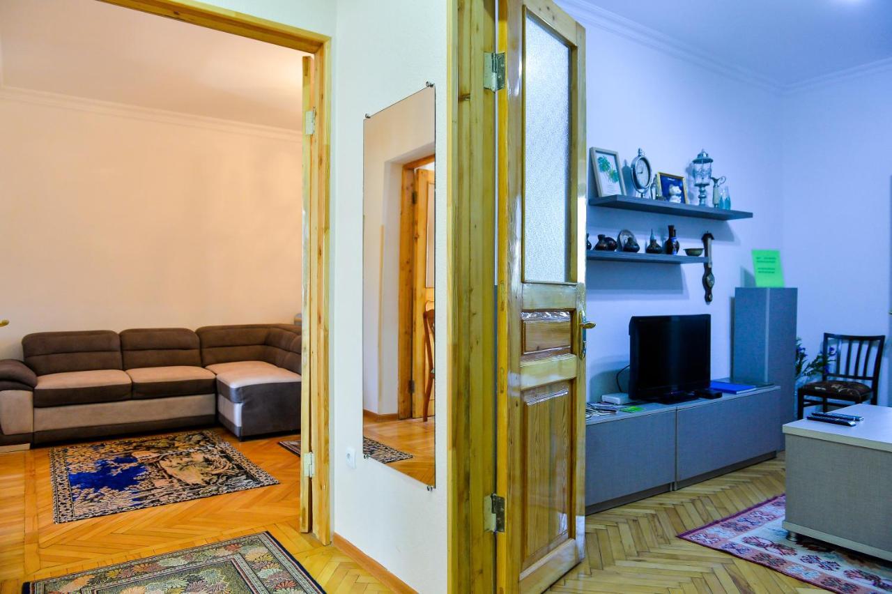 Apartment On Rustaveli Avenue Kʼutʼaisi Exterior foto
