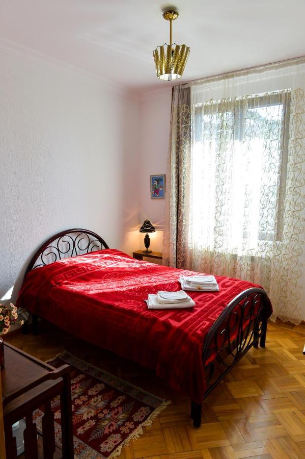 Apartment On Rustaveli Avenue Kʼutʼaisi Exterior foto