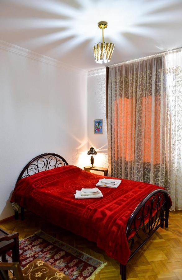Apartment On Rustaveli Avenue Kʼutʼaisi Exterior foto